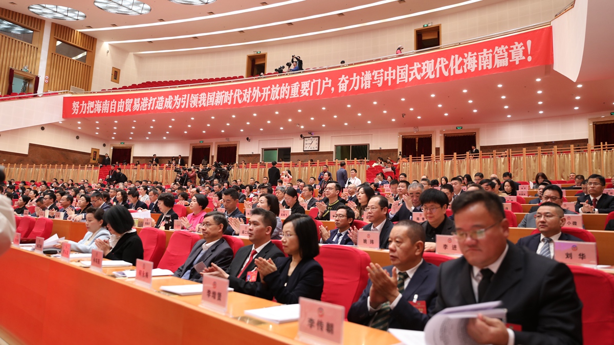 省政協委員在聽取大會報告