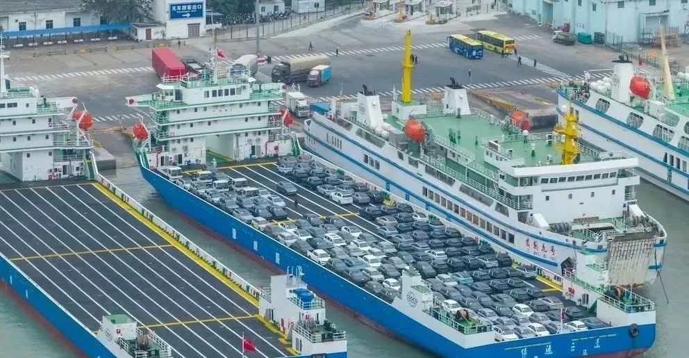 瓊州海峽新能源車輛專用船舶“上崗”。海峽股份供圖