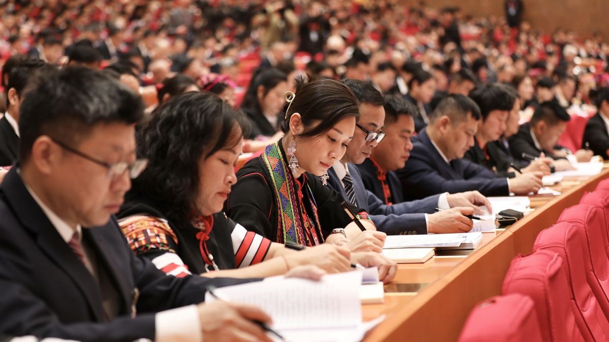 省人大代表在聽取大會報告