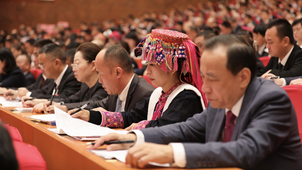 省人大代表在聽取大會報告