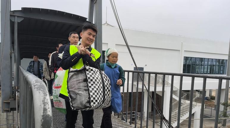春運首日 鐵路輪渡送“?！?溫暖旅客回家路