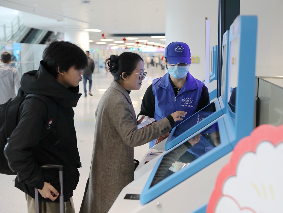 春運首日 海南鐵路志愿者讓返鄉旅途更溫暖