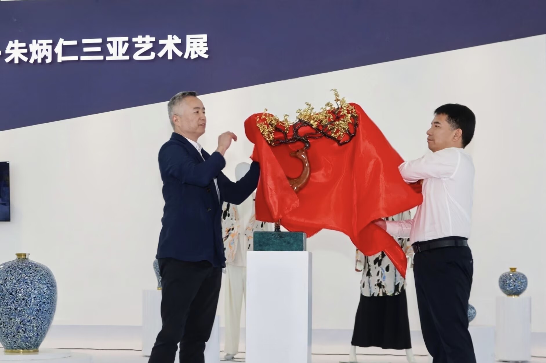 三亞CBD文物藝術中心獲贈贈朱炳仁藝術作品“鹿”。張昊攝