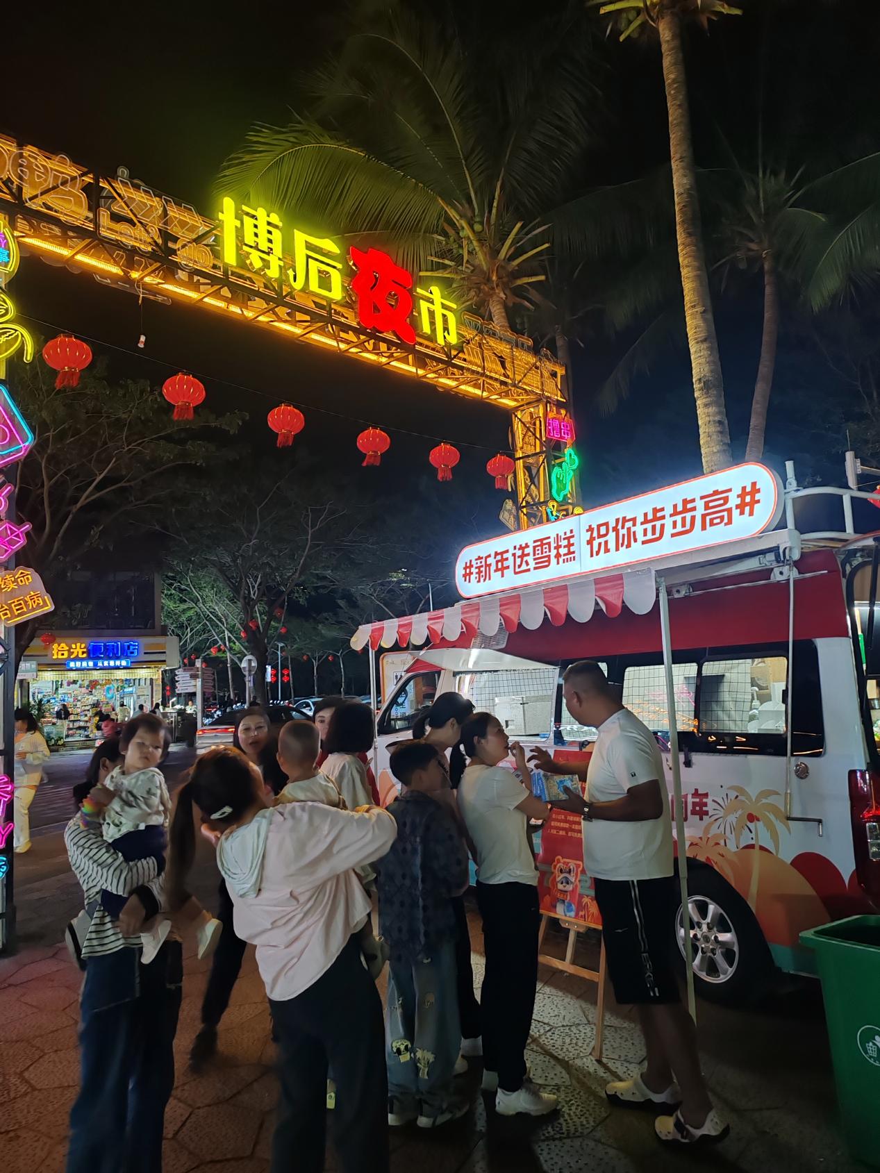 博后夜市人氣旺。胡魁攝