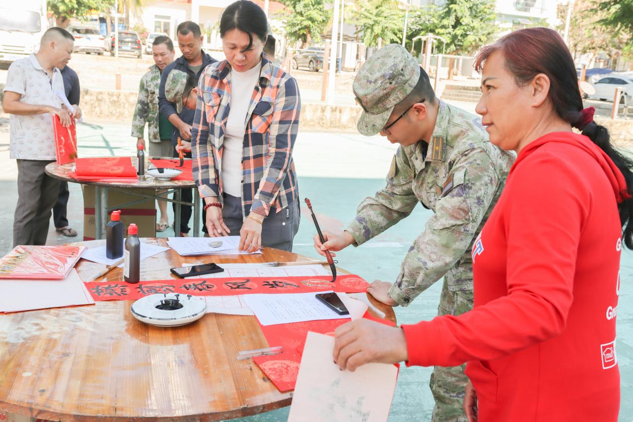 軍民共建傳春意。胡魁攝