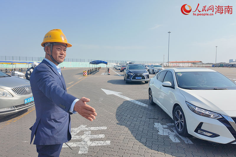朱章仁正指揮車輛登船。 人民網(wǎng)記者 孟凡盛攝