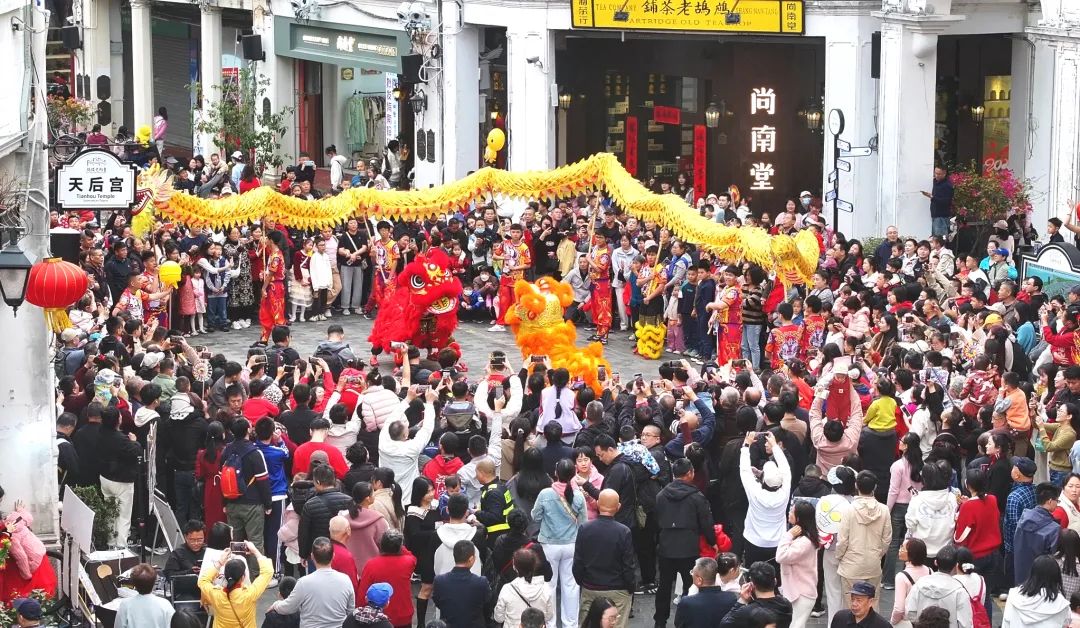 騎樓老街的舞龍舞獅表演。海口旅文局供圖