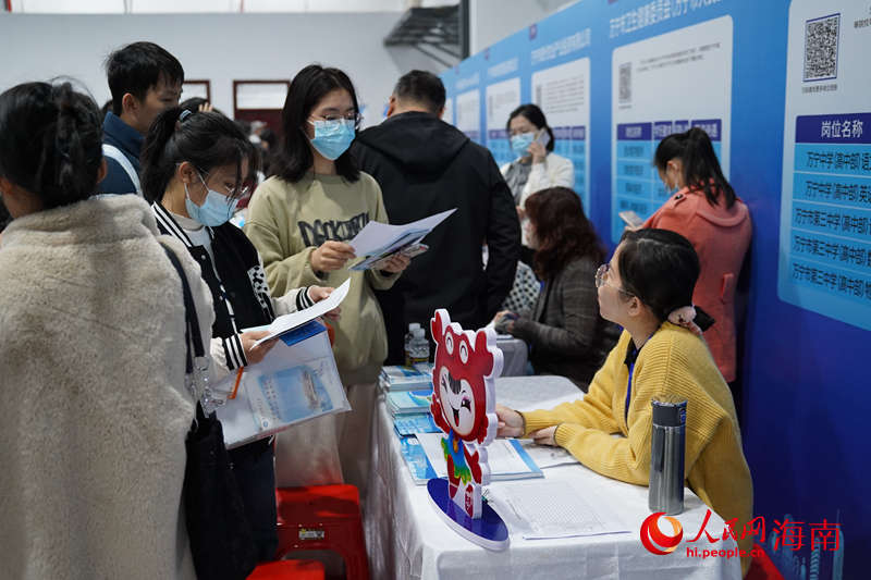 海南省2025年春節(jié)返鄉(xiāng)人才對接會現(xiàn)場。 人民網(wǎng)記者 孟凡盛攝