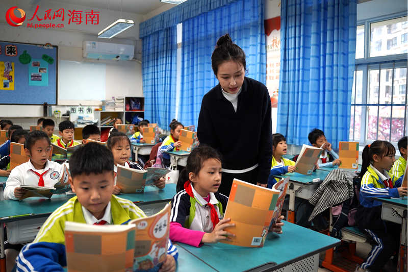 王芮輔導學生讀課文。 人民網記者 孟凡盛攝.JPG