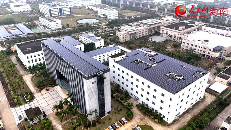 海南亞洲制藥股份有限公司廠區(qū)樓頂光伏板發(fā)電，可覆蓋廠區(qū)25%的用電量。人民網(wǎng)記者 符武平攝