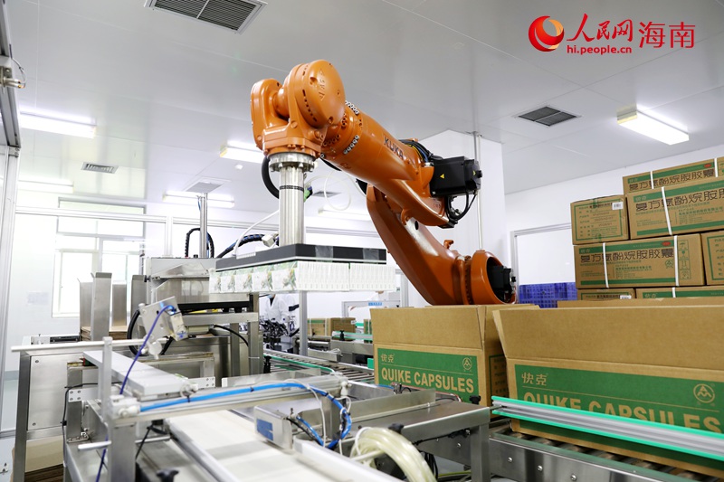 在生產(chǎn)包裝車間，機(jī)械臂正在完成產(chǎn)品打包。人民網(wǎng)記者 符武平攝