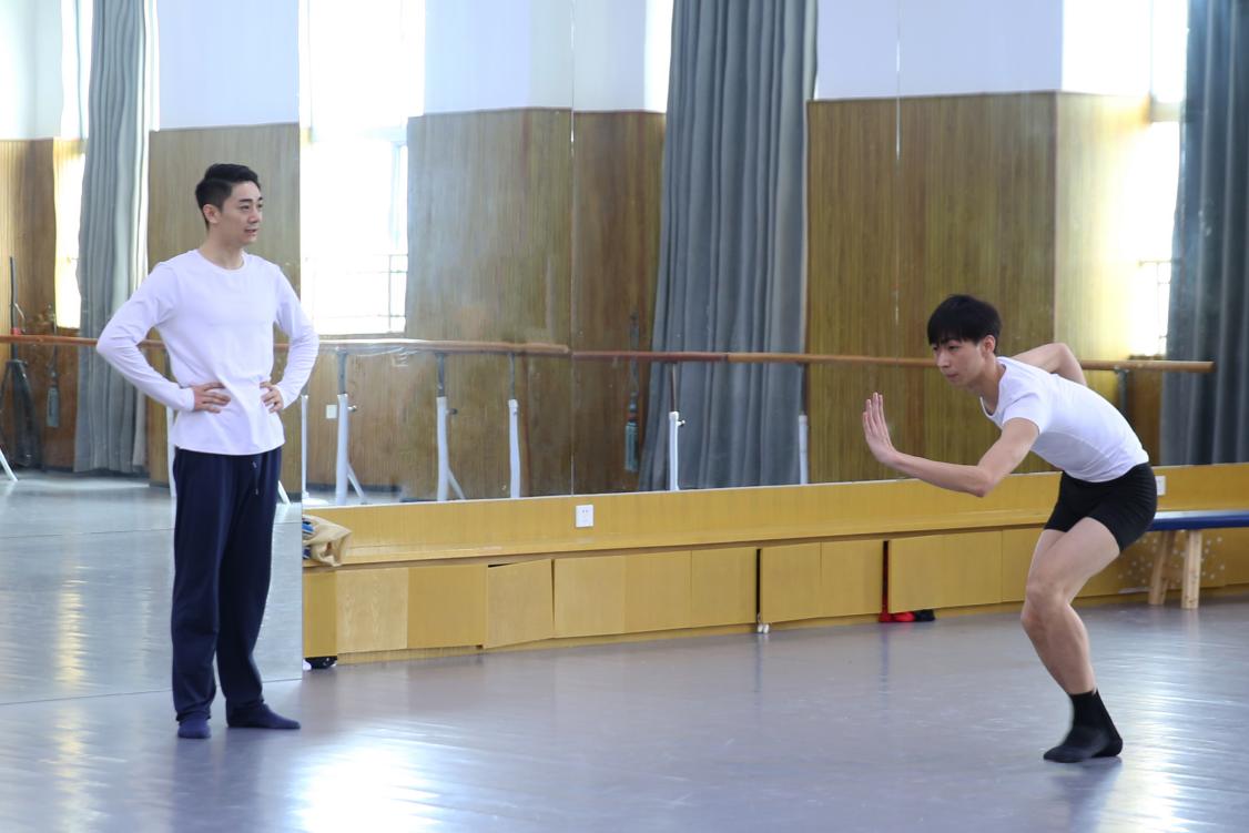 中央芭蕾舞團老師在海南藝術(shù)職業(yè)學(xué)院指導(dǎo)排練。戴妍攝