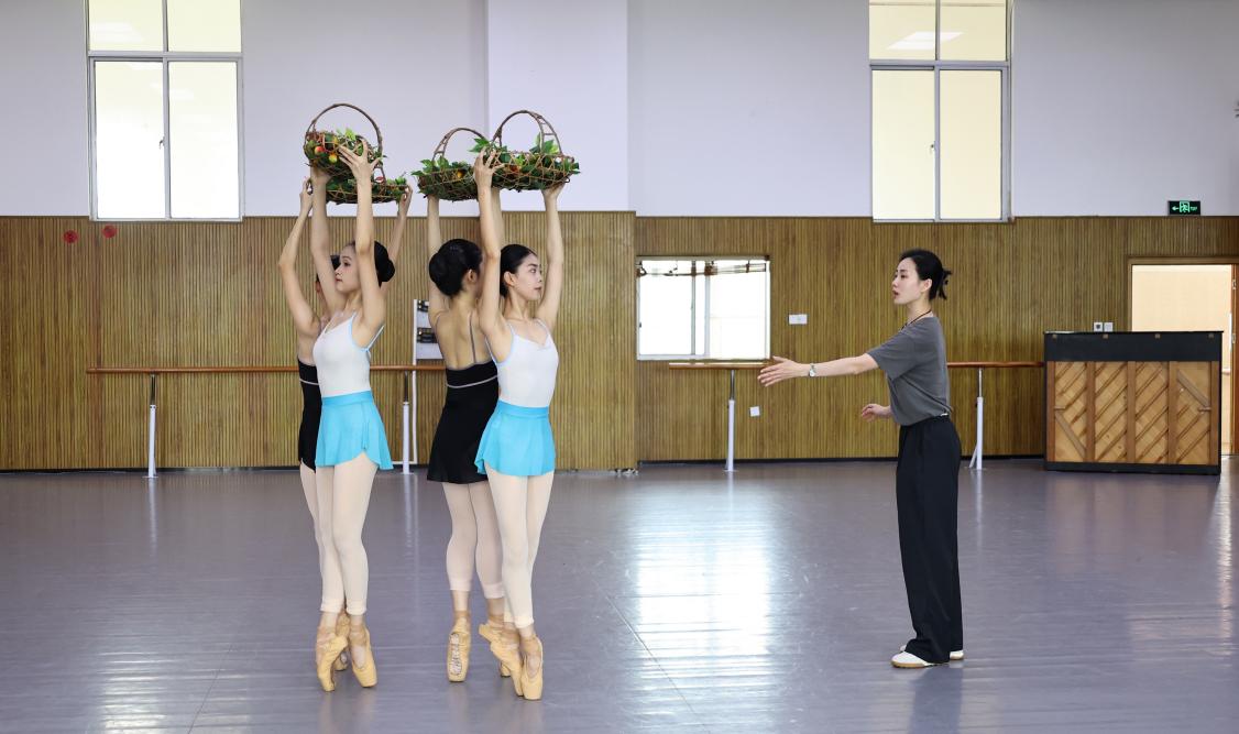D:/dywork/海南藝術(shù)職業(yè)學(xué)院/其他項目/《紅色娘子軍》排演宣傳/媒體通稿/圖片/中央芭蕾舞團老師在海南藝術(shù)職業(yè)學(xué)院指導(dǎo)排練1.jpg中央芭蕾舞團老師在海南藝術(shù)職業(yè)學(xué)院指導(dǎo)排練1