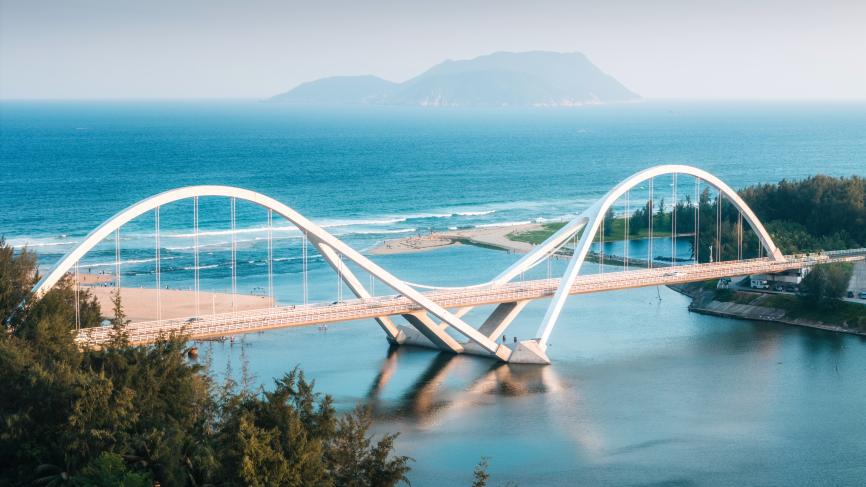 《薄霧中的太陽河大橋》 毛澤浩