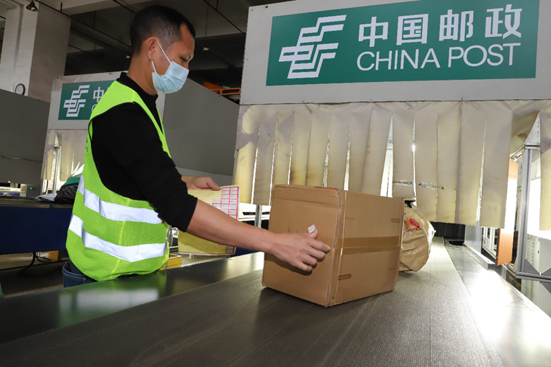 海口郵區(qū)中心工作人員逐件過機安檢合格的郵件粘貼 “已安檢” 標識。黃文燕攝