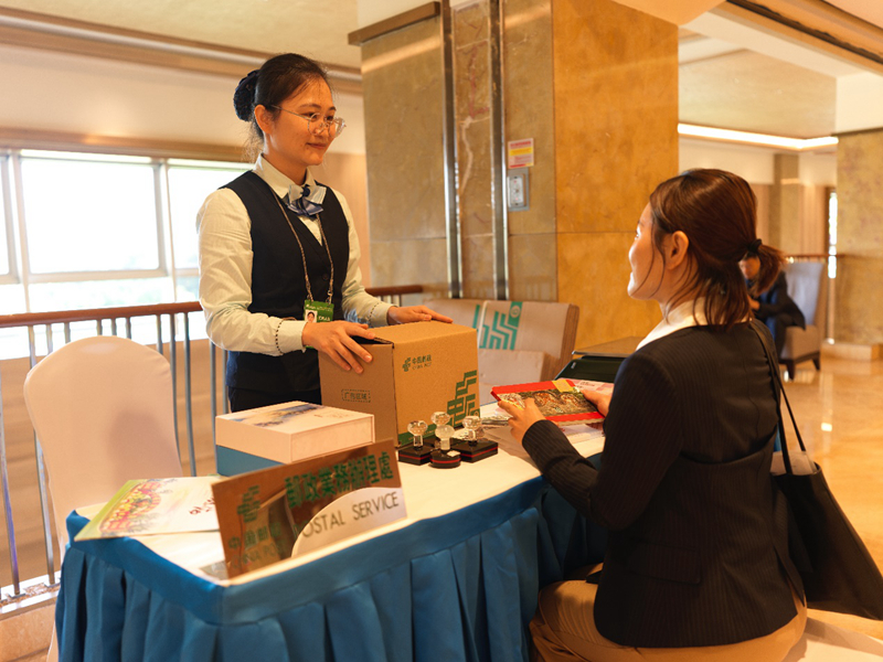 海南郵政年會現(xiàn)場駐點服務(wù)人員為與會來賓辦理郵件收寄。陳師攝