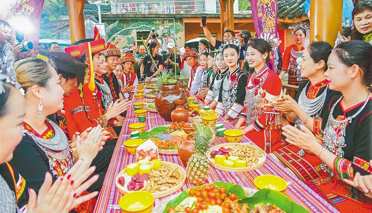 五指山毛納村：民俗展演引游人