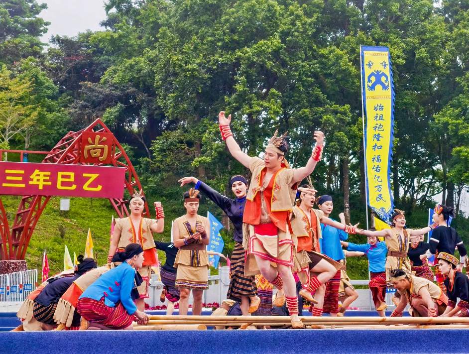 2025年“三月三”祭祀袍隆扣活動在五指山市舉行
