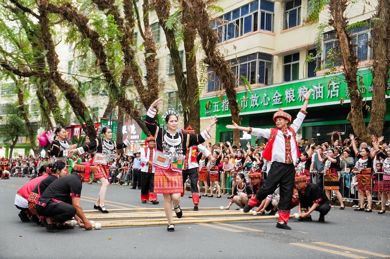 竹竿舞跳到了大街上