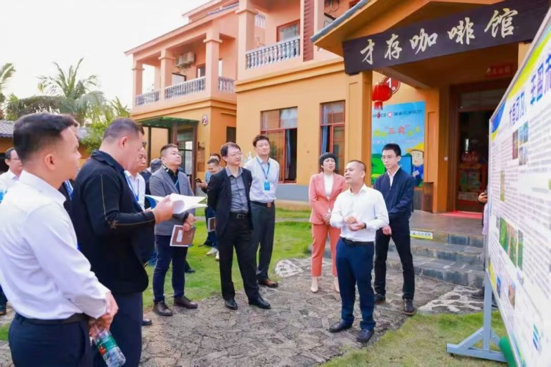 與會代表進行實地考察調研。 主辦方供圖