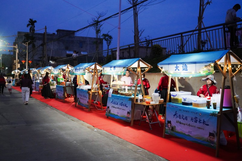 5、華燈初上，文儒各地特產美食齊聚市集。.jpg