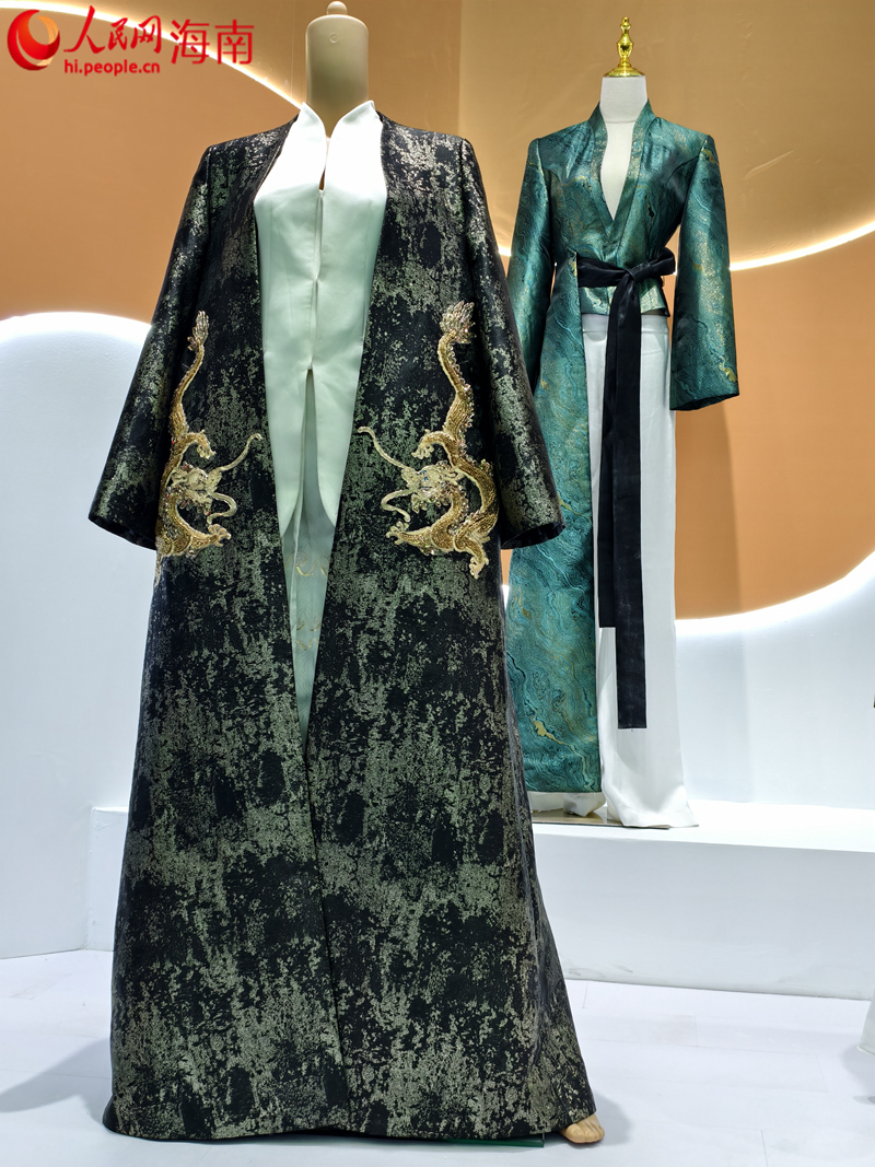 第五屆消博會上展出的精美服飾。人民網 符澤民攝