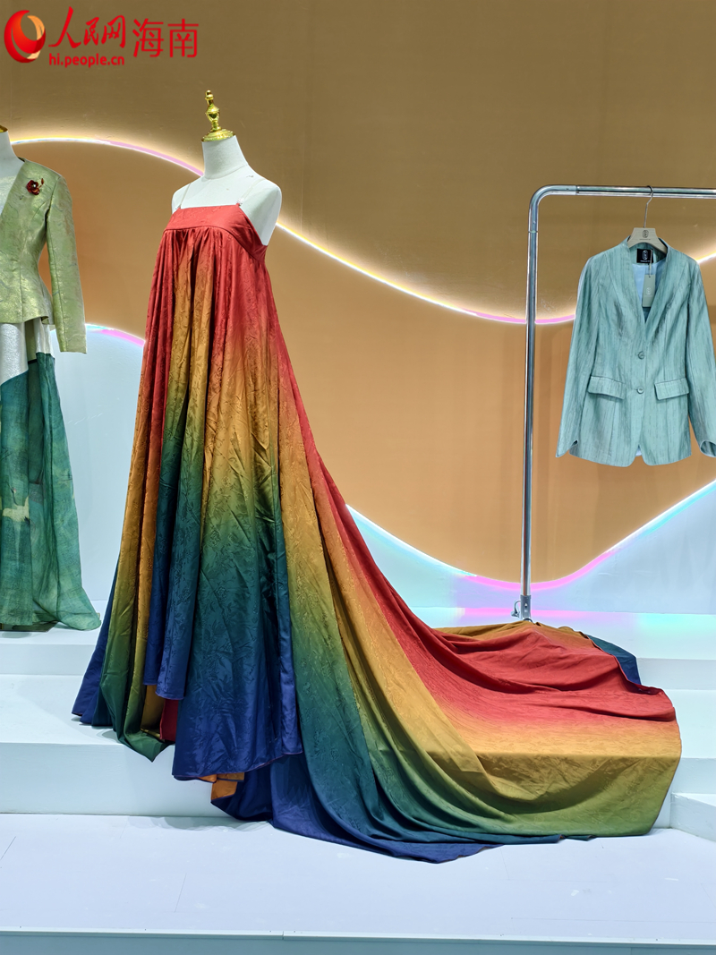 第五屆消博會上展出的精美服飾。人民網 符澤民攝