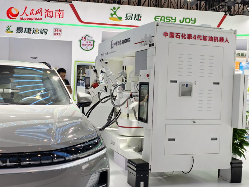 消博會上展出的一體式機器人燃油加注機。人民網(wǎng) 符澤民攝