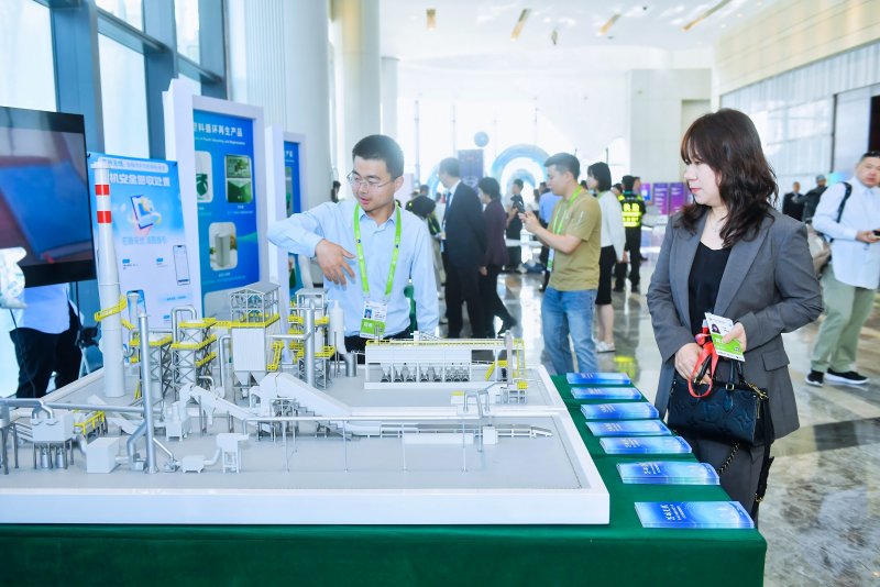 5、現(xiàn)場展示的手機(jī)回收粉碎再利用裝置。