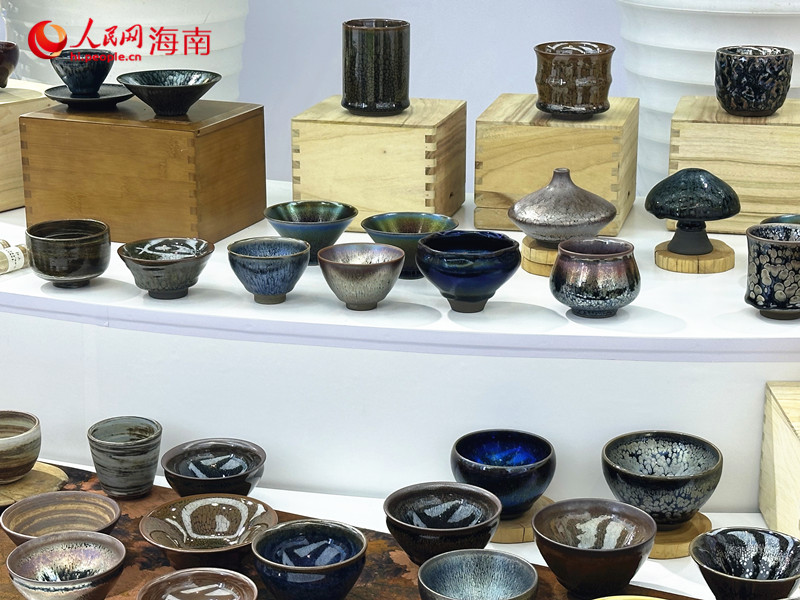 福建館對外展示的建盞產品，胎質古樸厚重、釉彩恰似星空。人民網 劉楊攝