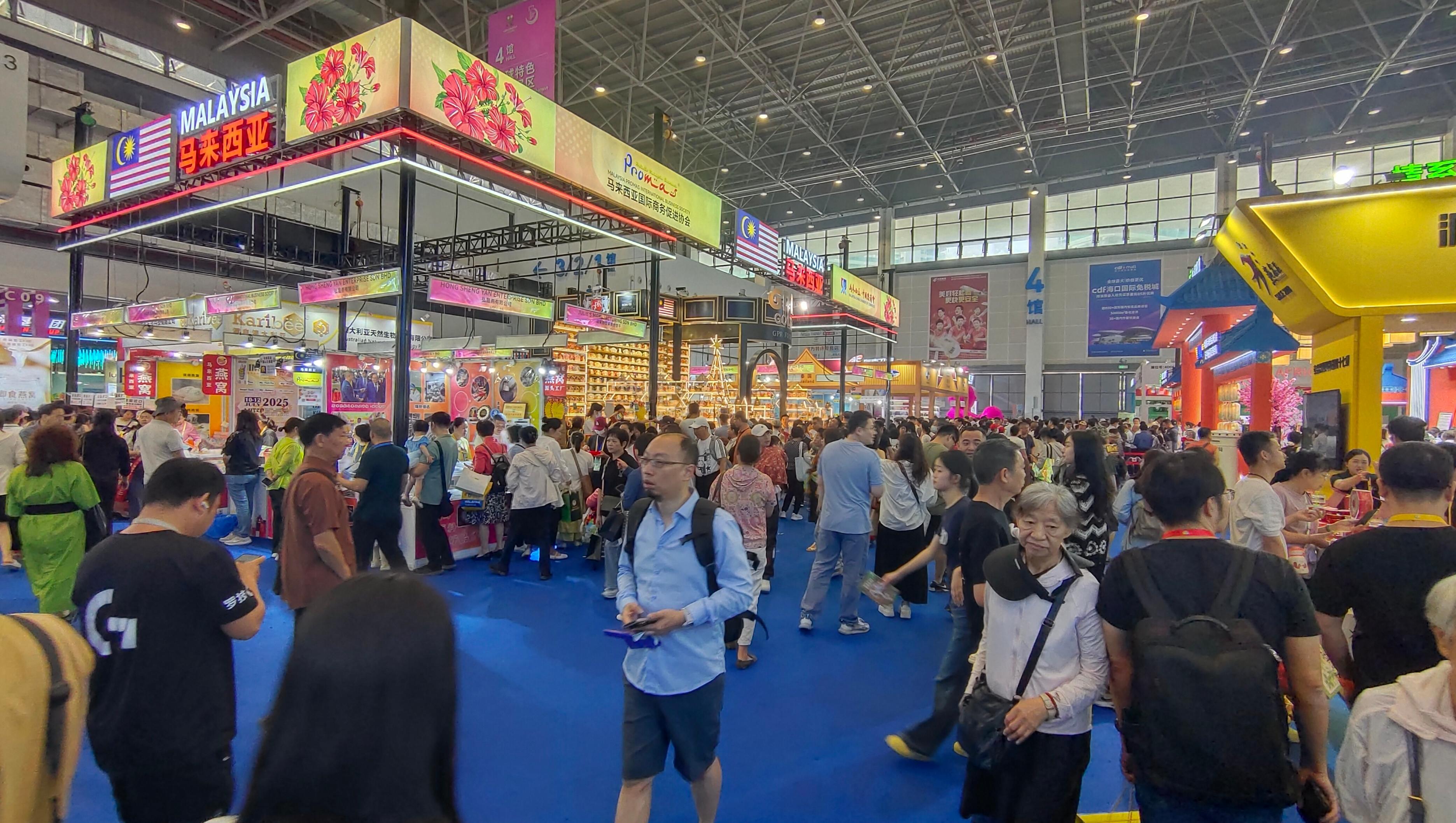 消博會迎來公眾開放日，眾多市民、客商來到展館參觀、購物。人民網記者 李彤攝