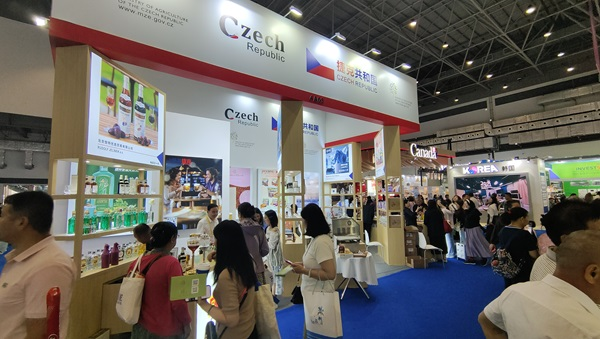 觀展者在各國展臺采購、咨詢。人民網記者 李彤攝