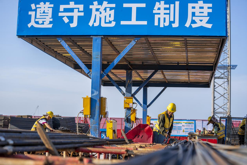 工人在加工鋼筋。林雙雄攝