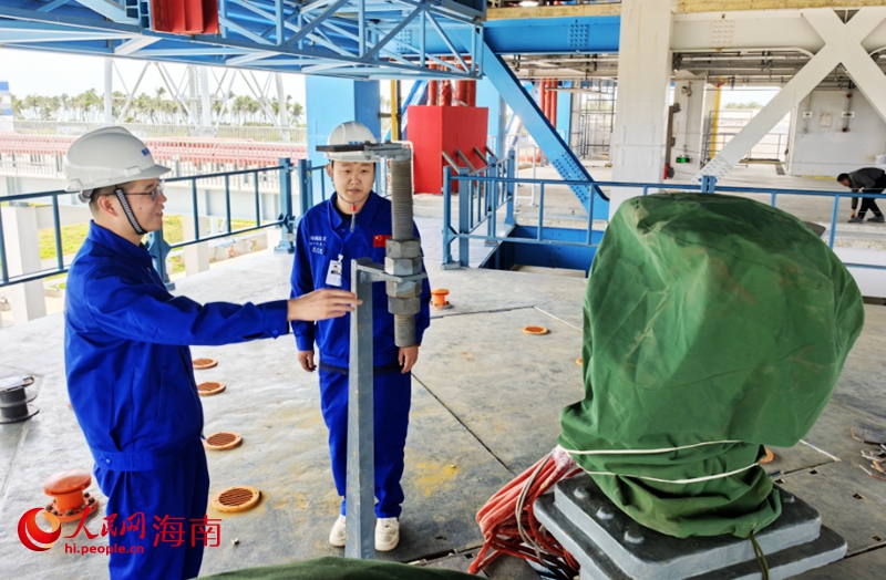 海南商業(yè)航天發(fā)射場一號發(fā)射工位首席指揮員張小軍（左）在檢查一號發(fā)射工位恢復情況。人民網(wǎng)記者 毛雷攝