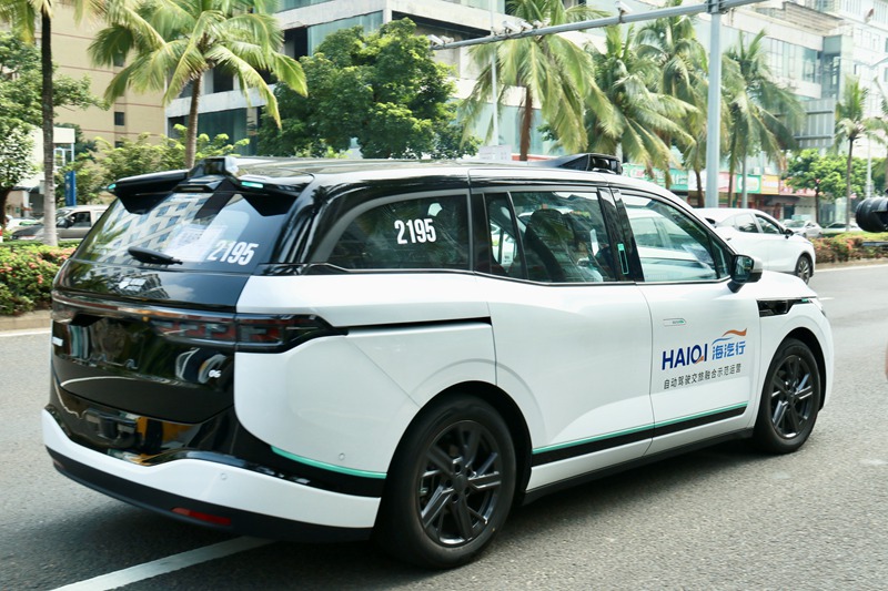 行駛在道路上的自動駕駛車輛。主辦方供圖