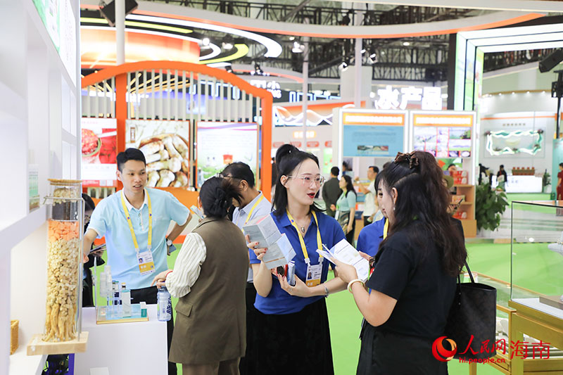 觀展者現(xiàn)場了解園區(qū)企業(yè)大健康產(chǎn)品。人民網(wǎng)記者 牛良玉攝