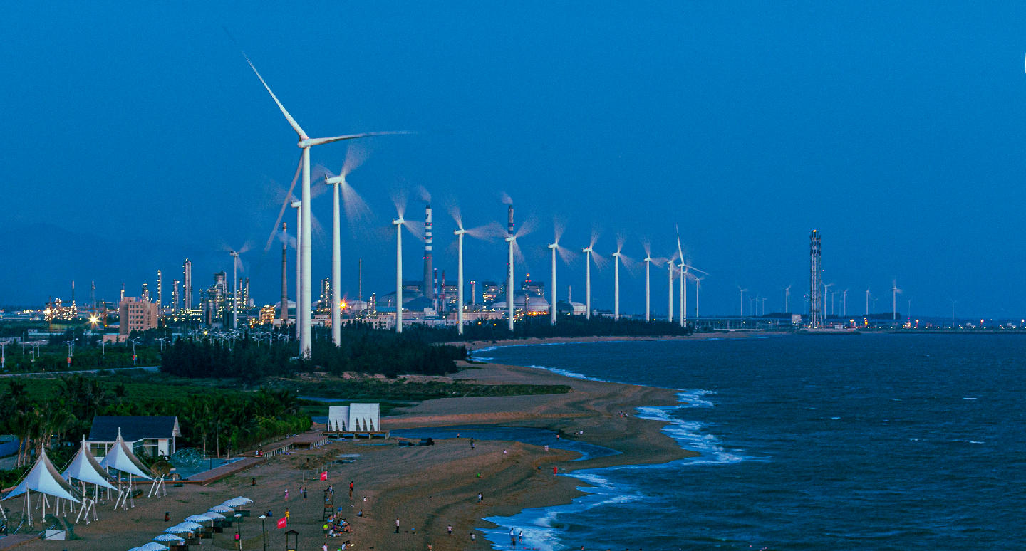 夜幕下的東方風力發電機組，清潔能源被全額消納。吳清炳 攝