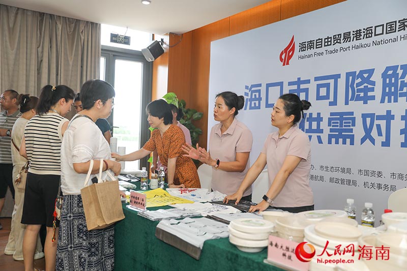采購(gòu)商現(xiàn)場(chǎng)了解產(chǎn)品相關(guān)情況。人民網(wǎng)記者 牛良玉攝