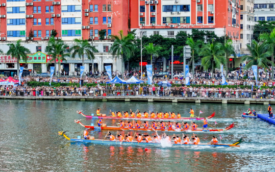 往屆海口龍舟賽現(xiàn)場。海口市旅文局供圖