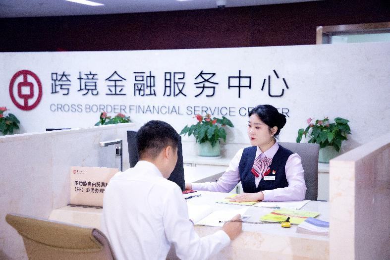 中國銀行員工為客戶辦理EF賬戶業務
