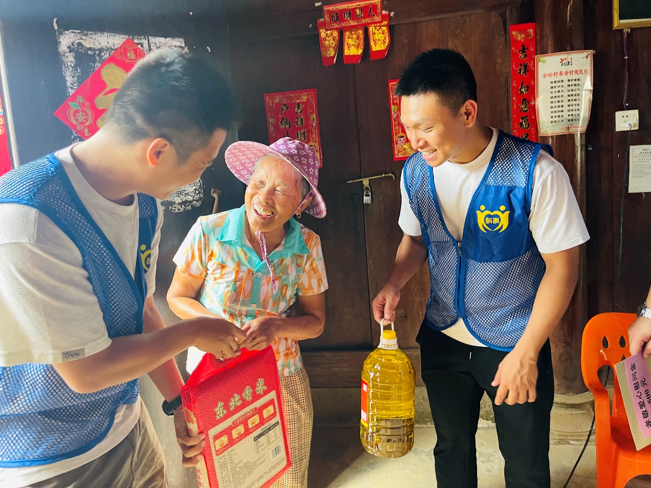 志愿者為老人送上節日的祝福與關懷。符開雄攝