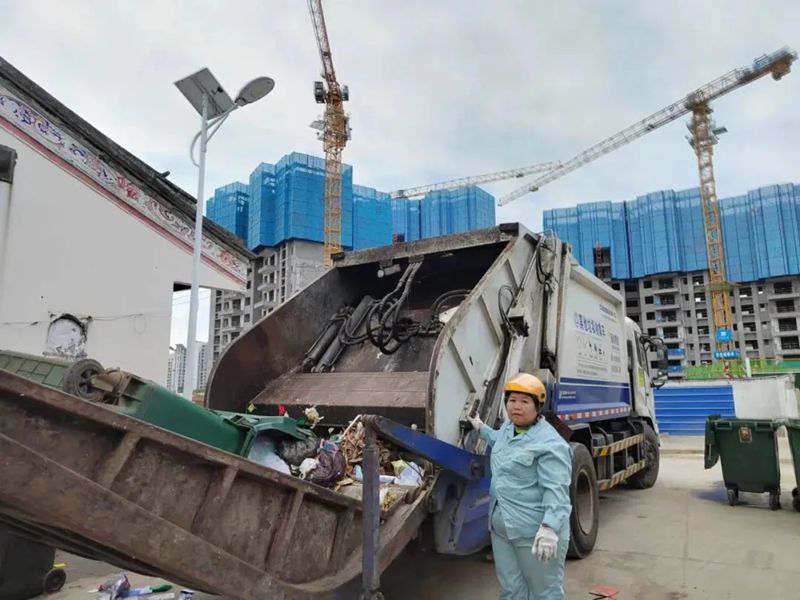 方金花在工作中。吉陽區宣傳部供圖