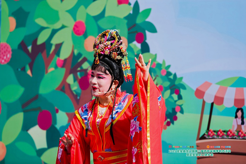 活動現(xiàn)場，演員為市民游客獻上瓊劇表演。主辦方供圖