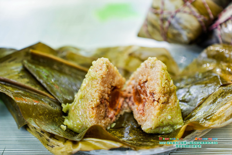 受到廣大食客喜愛的定安黑豬肉粽。主辦方供圖
