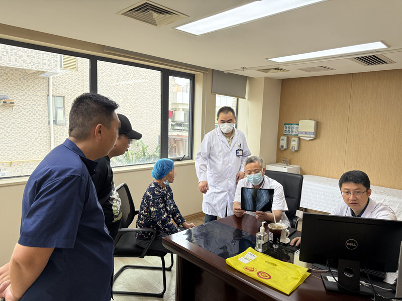 國家骨科醫學中心關節外科張先龍教授教授為患者答疑。（上海六院海口醫院供圖）
