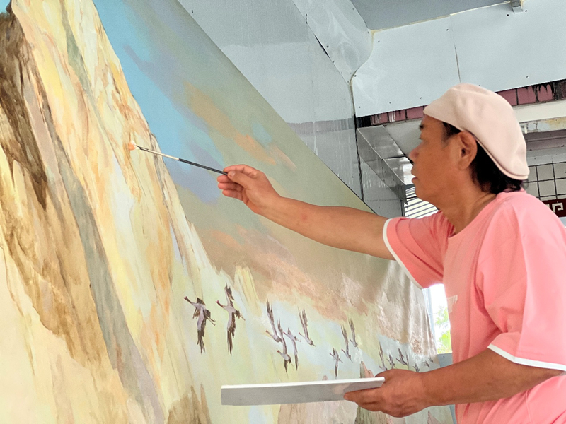 吳靜雨在創作巨幅畫作《喜馬拉雅山脈》。主辦方供圖