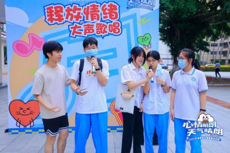 “心晴吶喊區(qū)”吸引眾多同學(xué)釋放壓力。