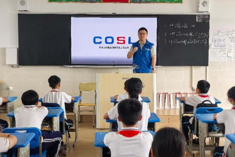 慰問活動中開設(shè)的“海洋石油科普小課堂”。 主辦方供圖