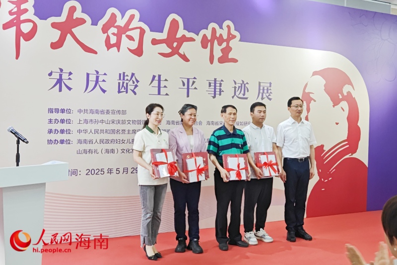 現場贈書環節。 人民網 枉源攝