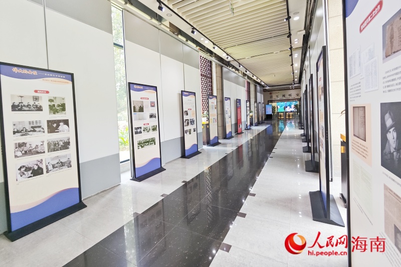 “偉大的女性——宋慶齡生平事跡展”海南省圖書館展覽現場（局部）。 人民網 枉源攝